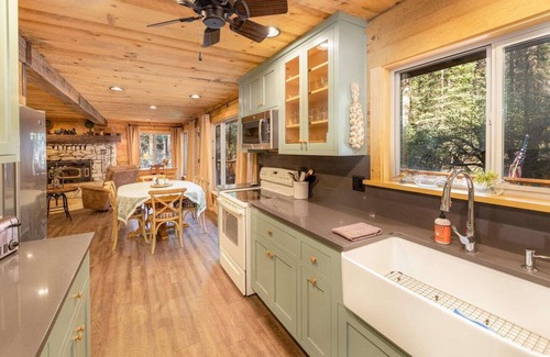 Sugar Pine Casa | Creekside Lodge Nestled in the Woods with Al Fresco Dining