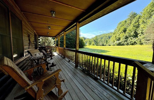 Robbinsville Cabina | ¡Cabaña de madera de Creekside, vacaciones familiares ideales! Bañera de hidromasaje, pozo de fuego, tubería, pesca