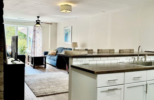 Drexel Cabina | CREEKSIDE ~ Lower Level/Separate Entrance, Peaceful Retreat, Trails & Fire Pit