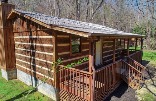 Cosby Cabina | Creekside Memories - 2 Bedrooms, 2 Baths, Sleeps 6 Cabin by RedAwning