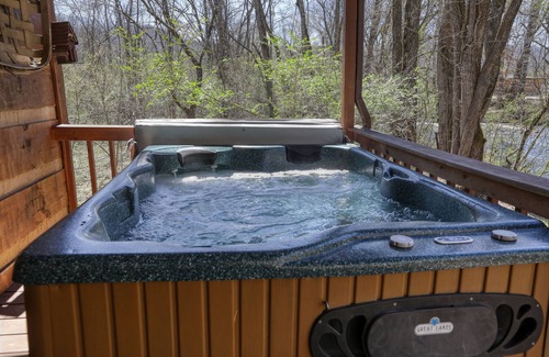 Cosby Cabina | Creekside Memories - 2 Bedrooms, 2 Baths, Sleeps 6 Cabin by RedAwning