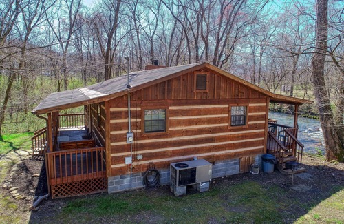 Cosby Cabina | Creekside Memories - 2 Bedrooms, 2 Baths, Sleeps 6 Cabin by RedAwning