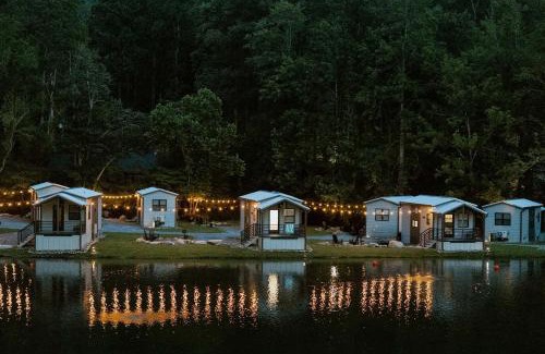 Pittman Center Casa | Creekside Modern Tiny Home - Firepit - Racoon Cabin