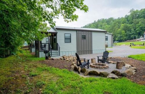 Pittman Center Casa | Creekside Modern Tiny Home - Firepit - Racoon Cabin