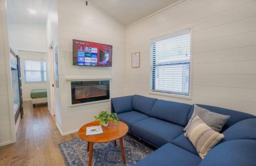 Pittman Center Casa | Creekside Modern Tiny Home - Firepit - Racoon Cabin