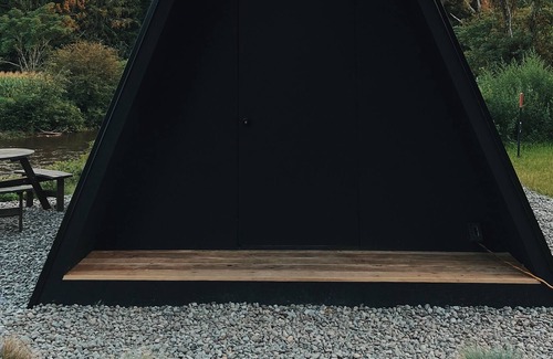 Davenport Cabina | Creekside of the moon modern A-frame camp