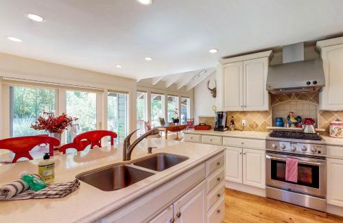 Warm Springs Casa | Creekside Retreat