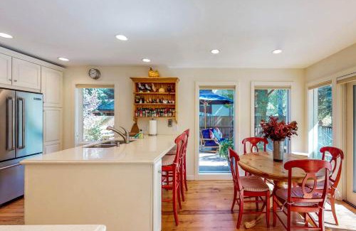 Warm Springs Casa | Creekside Retreat
