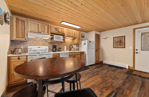 Fall River Estates Condominio | Creekside Suite 06 (NO HT)