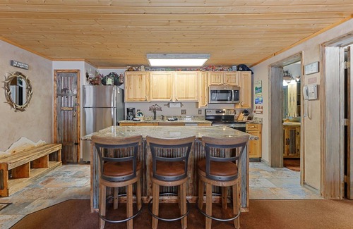 Fall River Estates Condominio | Creekside Suite 07 (NO HT)