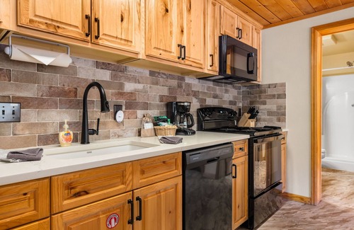 Fall River Estates Condominio | Creekside Suite 17 (NO HT)