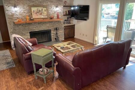 Oakhurst Casa | Creekside Suite Sleeps 2 Creek frontage Bbq