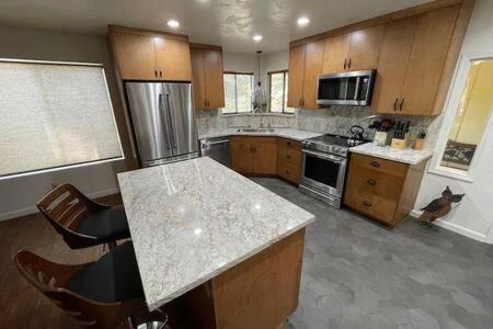 Oakhurst Casa | Creekside Suite Sleeps 2 Creek frontage Bbq