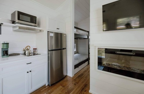 Pittman Center Cabina | Creekside Tiny Cabin - Fishing Lake - Groundhog Cabin