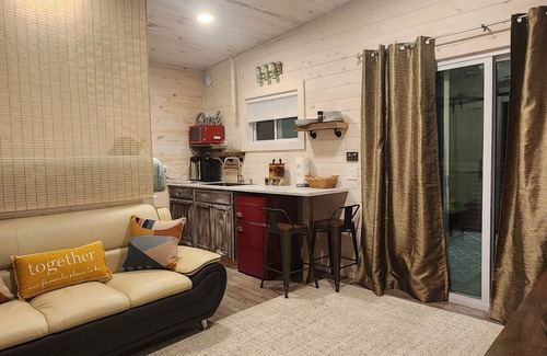Burnsville Cabina | Creekside Tiny House with Sauna