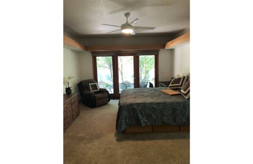Chico Cama Y Desayuno | Creekside View w/patio, nature, hot tub, steam shower. Stay and enjoy the quiet