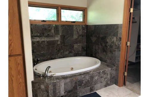 Chico Cama Y Desayuno | Creekside View w/patio, nature, hot tub, steam shower. Stay and enjoy the quiet