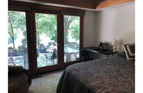 Chico Cama Y Desayuno | Creekside View w/patio, nature, hot tub, steam shower. Stay and enjoy the quiet