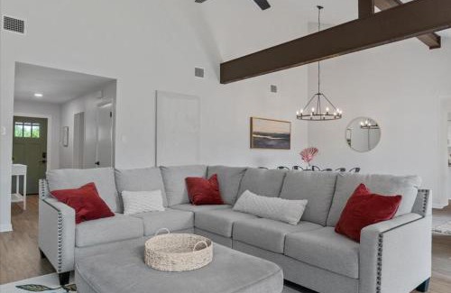 Round Rock Casa | Creekview Cottage- Events, Hot Tub, Gameroom