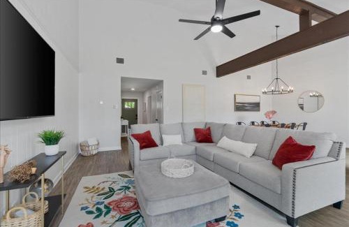 Round Rock Casa | Creekview Cottage- Events, Hot Tub, Gameroom