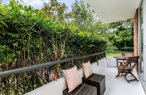 Cremorne Apartamento | Cremorne - YNG03 - Young Street - Bright 1BR Ground Floor Apartment with Balcony Parking in Quiet Cremorne Location