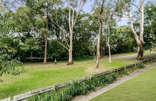 Cremorne Apartamento | Cremorne - YNG03 - Young Street - Bright 1BR Ground Floor Apartment with Balcony Parking in Quiet Cremorne Location