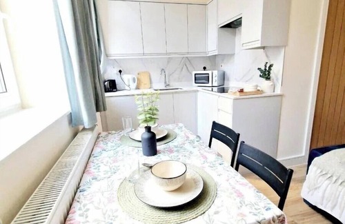 High Wycombe Apartamento | Crendon House Cosy Studio - Sleeps 2 & Kitchen