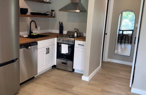 Quincy Condominio | Crescent Bar Condo: On the river with Pool, Gorge shuttle/Wineries, AC