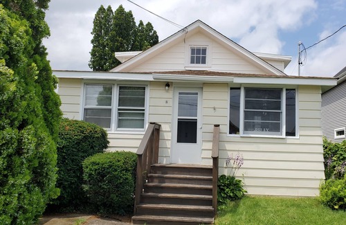 Niantic Casa | Crescent Beach Cottage - Vacation or Academic Rental