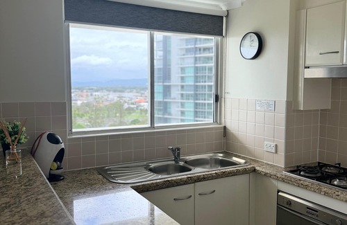 Main Beach Hotel | Crest Apartments