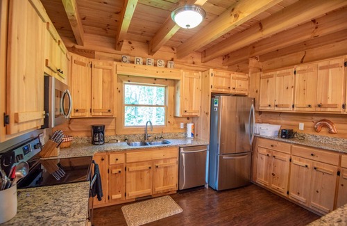 Lansing Cabina | Crest Cabin - Blue Ridge Mountain Log Cabin - Views - Fireplace - River Access!