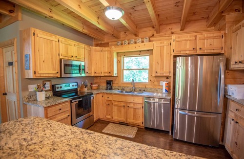 Lansing Cabina | Crest Cabin - Blue Ridge Mountain Log Cabin - Views - Fireplace - River Access!