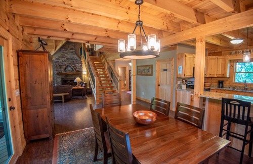 Lansing Cabina | Crest Cabin - Blue Ridge Mountain Log Cabin - Views - Fireplace - River Access!