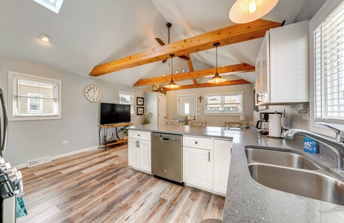 Crest Hill Casa | Crest Hill Home Near Golf ~ 3 Mi to Joliet!