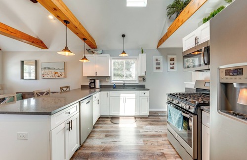 Crest Hill Casa | Crest Hill Home Near Golf ~ 3 Mi to Joliet!