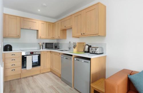Wroxham Casa | Crested Grebe - Ukc2109
