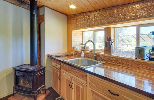 Crestone Apartamento | Crestone Whimsy - Bohemian Mountain Retreat!