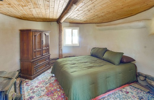Crestone Apartamento | Crestone Whimsy - Bohemian Mountain Retreat!