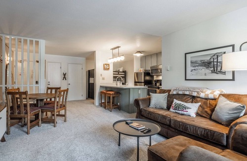 Woodwinds Condominio | Crestview #3 bldg C 1 Bedroom plus Den / 2 Bathroom, close to town shuttle and walk to village