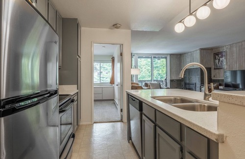 Woodwinds Condominio | Crestview #3 bldg C 1 Bedroom plus Den / 2 Bathroom, close to town shuttle and walk to village
