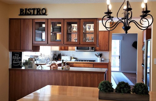 Stevensville Casa | Crestwood House - Rustic Ravine Glam en el corazón de los viñedos del lago Michigan.