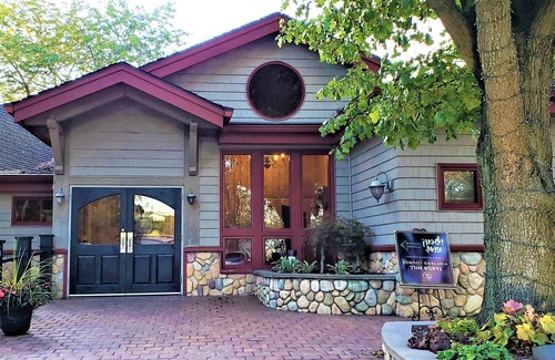 Stevensville Casa | Crestwood House - Rustic Ravine Glam en el corazón de los viñedos del lago Michigan.