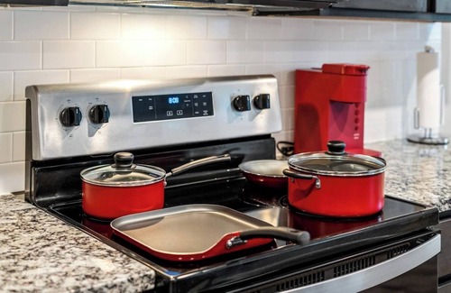 John T White Casa | Crew-Ready Stay Private BRs w/ TVs Parking