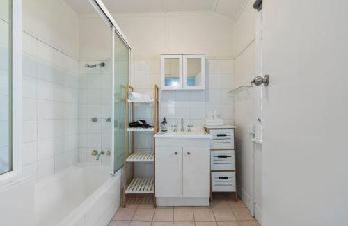 East Brisbane Casa | Cricket Fans Choice 2BR Walk to Gabba and Ferry