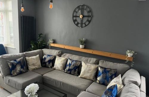 Swindon Casa | Cricklade House - Sleeps 10, Long Stay, Parking, Wifi