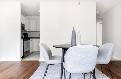 Rush and Division Apartamento | Crisp River North 1BR w/ Gym, Pool, nr. Oak Street Beach, by Blueground