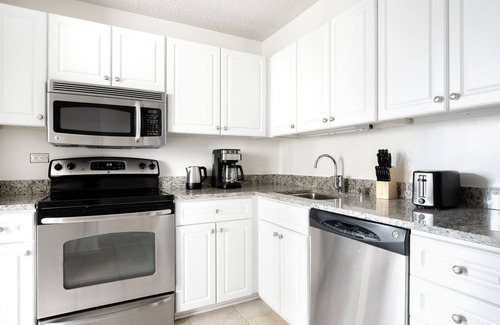 Rush and Division Apartamento | Crisp River North 1BR w/ Gym, Pool, nr. Oak Street Beach, by Blueground