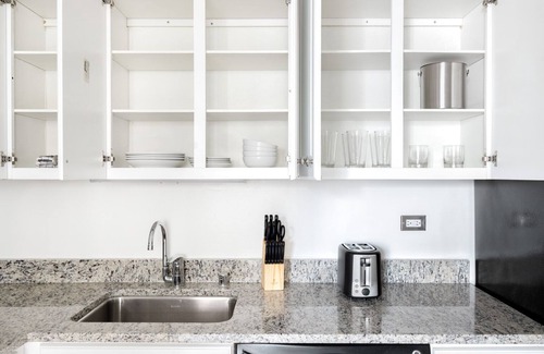 Rush and Division Apartamento | Crisp River North 1BR w/ Gym, Pool, nr. Oak Street Beach, by Blueground