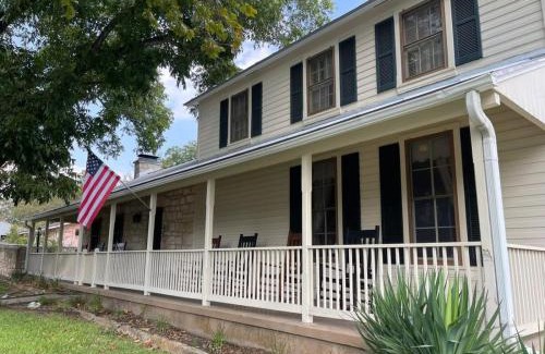 Fredericksburg Casa | Crockett and Creek B&B 1 block to Main St