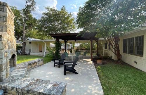 Fredericksburg Casa | Crockett and Creek B&B 1 block to Main St